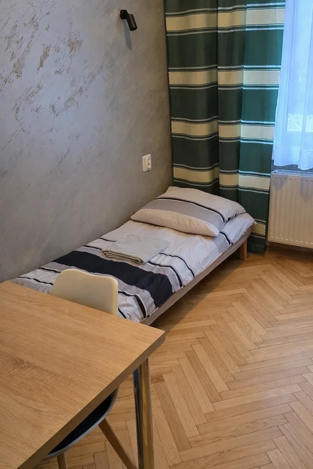 Pokój Grupy mPark — łóżko i stół