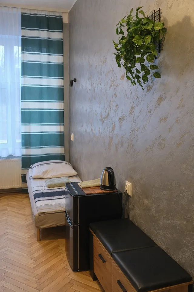 Pokój Grupy mPark — łóżko i roślina