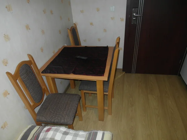 Pokój Grupy mPark — stół i krzesła