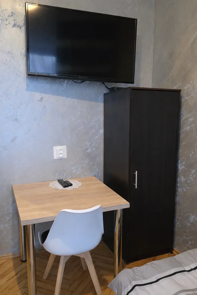 Pokój Grupy mPark — telewizor, stół i szafa