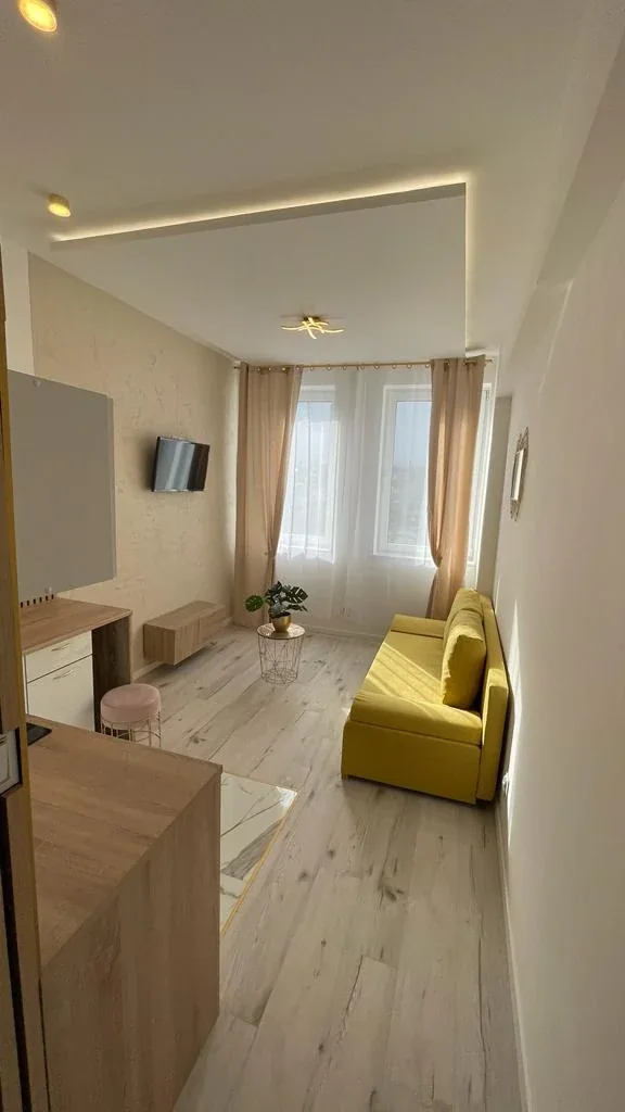 Pokój Grupy mPark z żółtą sofą