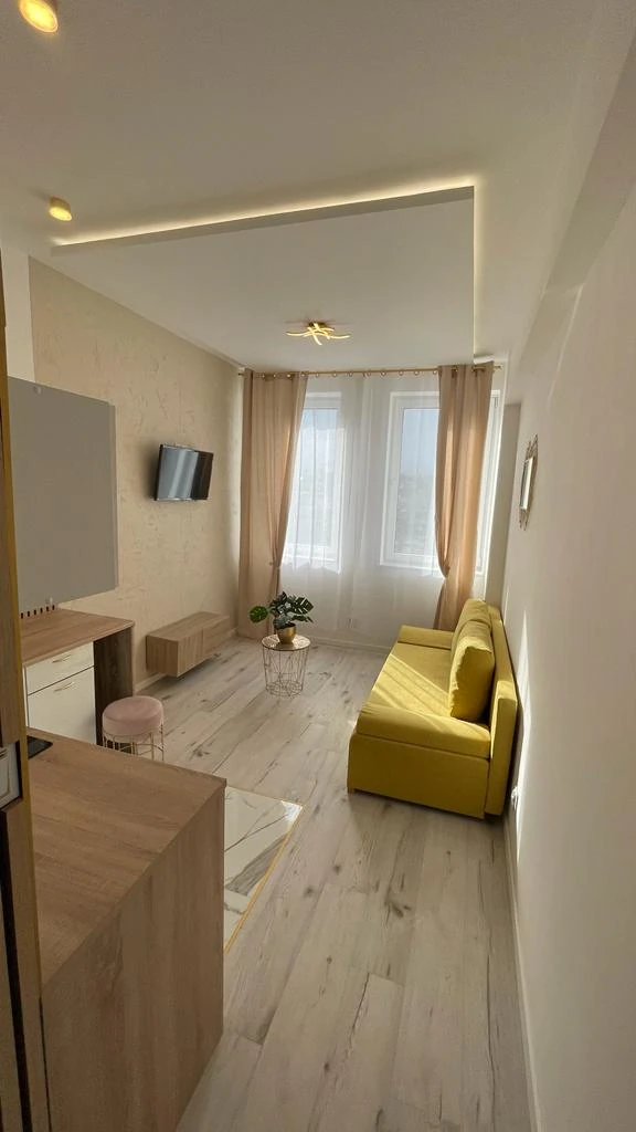 Pokój Grupy mPark z żółtą sofą